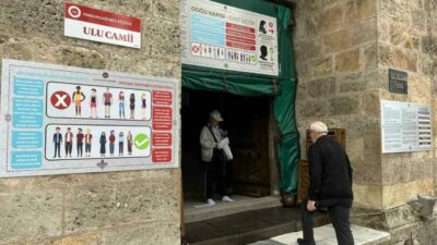 Bursa’da tarihi camilere gelen yerli ve yabancı turistlerin uygunsuz kıyafetleri