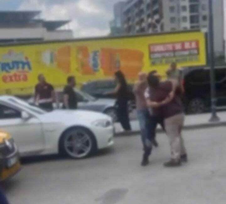 Bursa’nın Nilüfer ilçesinde trafikte çıkan tartışma kısa sürede kavgaya dönüştü.