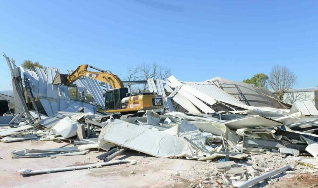 Nilüfer Belediyesi, kaçak yapılaşmayla mücadelesi kapsamında Ürünlü Mahallesi’nde biri fabrika,