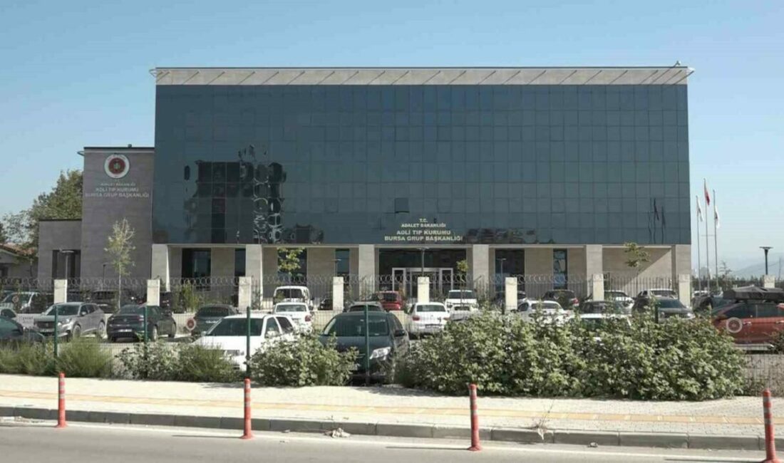 Bursa’da bir apartmanın 3’üncü katında çıkan yangında alevlerin arasında kalan