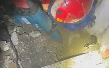 Bursa’da su giderinden içeri giren yavru kedi, geri dönemeyince çatlaktan