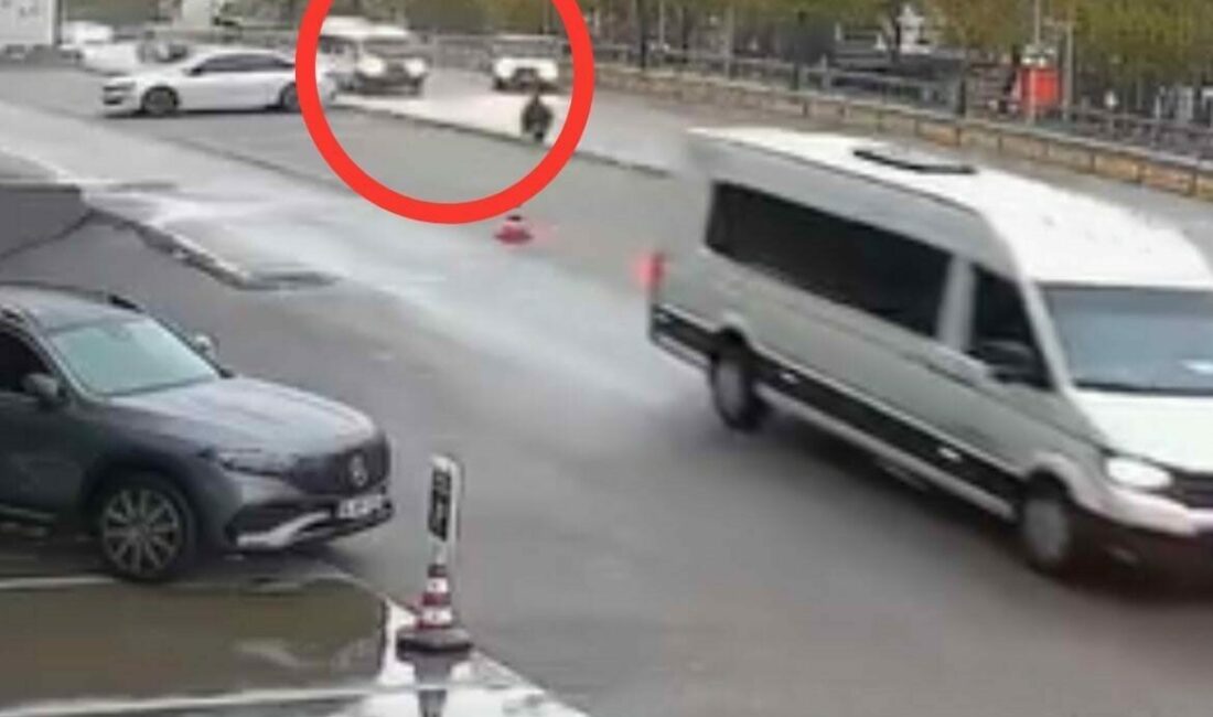 Bursa’da kontrolden çıkan kamyonet, seyir halindeki servis aracına çarptı. Çarpmanın