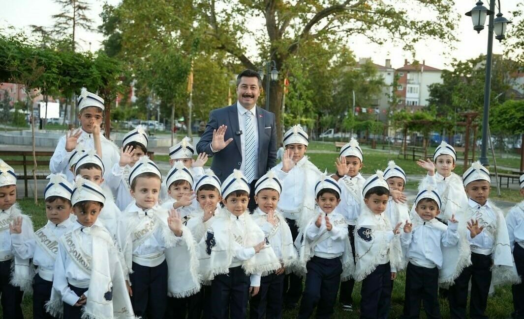 Yenişehir Belediye Başkanı Ercan Özel: “Beşikten mezara kadar yanınızdayız” Yenişehir Belediyesi, 10’ncu Uluslararası Altın Biber Festivali kapsamında düzenlediği Geleneksel