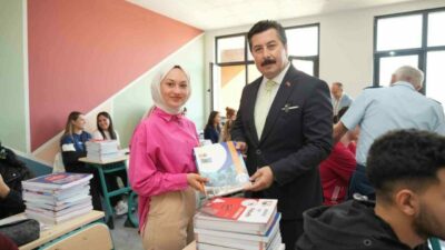 Yenişehir Belediye Başkanı Ercan Özel, üniversiteye hazırlık öğrencilerine yönelik eğitim