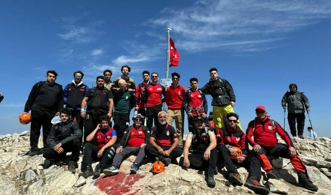 Zaferi zirvede kutladılar Bursa Dağcılık Kulüpleri 30 Ağustos Zafer Bayramı etkinlikleri kapsamında Uludağ
