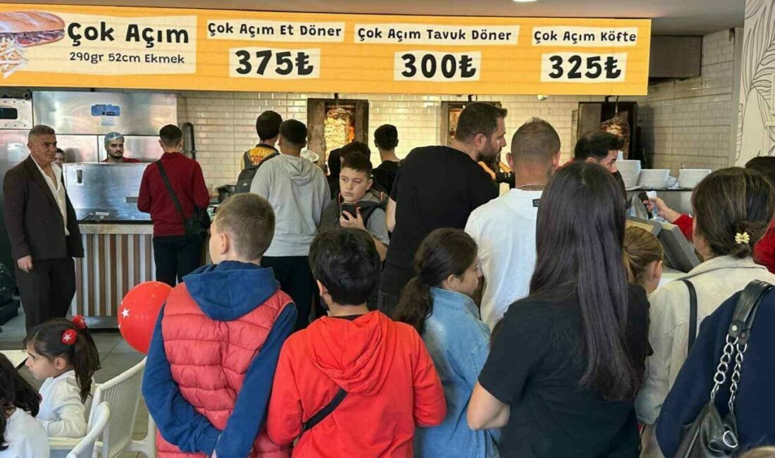 29 Ekim’de tavuk döner ve ayranı 29 liradan sattılar Bursa’da bir işletme, 29 Ekim Cumhuriyet Bayramı dolayısıyla gelirini Mehmetçik
