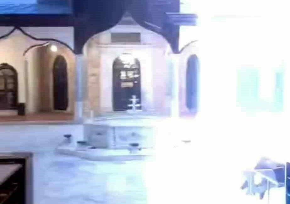 Bursa’da 596 yıllık tarihi caminin kubbesine böyle yıldırım düştü Bursa’da akşam saatlerinde etkili olan gök gürültülü sağanak yağış sırasında