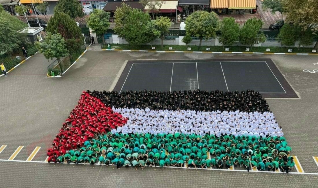 Bursa’nın Yıldırım ilçesindeki bir ilkokulda öğrenciler, Filistin bayrağının renklerinde giyinerek