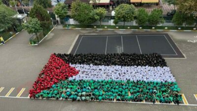 Bursa’nın Yıldırım ilçesindeki bir ilkokulda öğrenciler, Filistin bayrağının renklerinde giyinerek