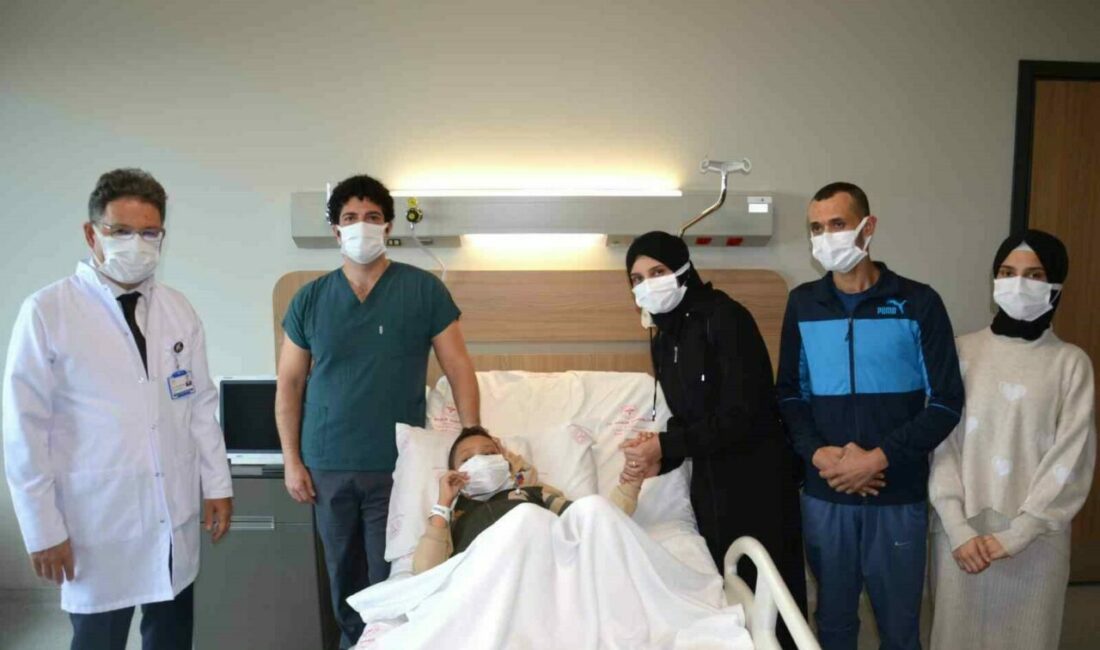 9 yaşındaki oğlu için böbreğini bağışladı Bursa Şehir Hastanesi’nde doğuştan genetik hastalığı nedeniyle 3 yıldır diyaliz