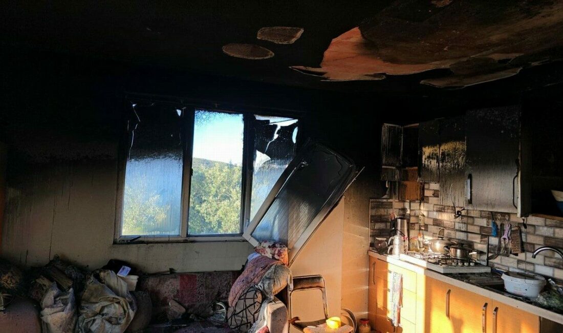 Mudanya ilçesinde iki katlı müstakil bir evin mutfağında çıkan yangın,