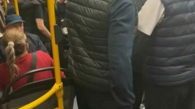Bursa’da metroya alkollü bindiği iddia edilen kişi, ortayı birbirine kattı.