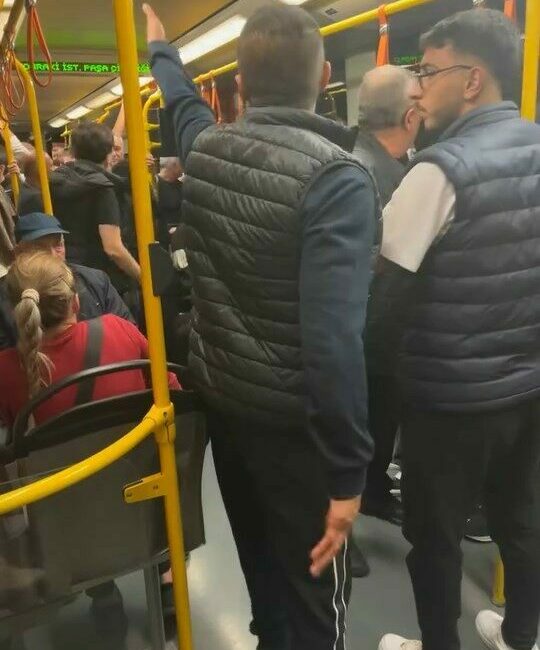 Alkollü olduğu iddia edilen kişi metroyu birbirine kattı Bursa’da metroya alkollü bindiği iddia edilen kişi, ortayı birbirine kattı.