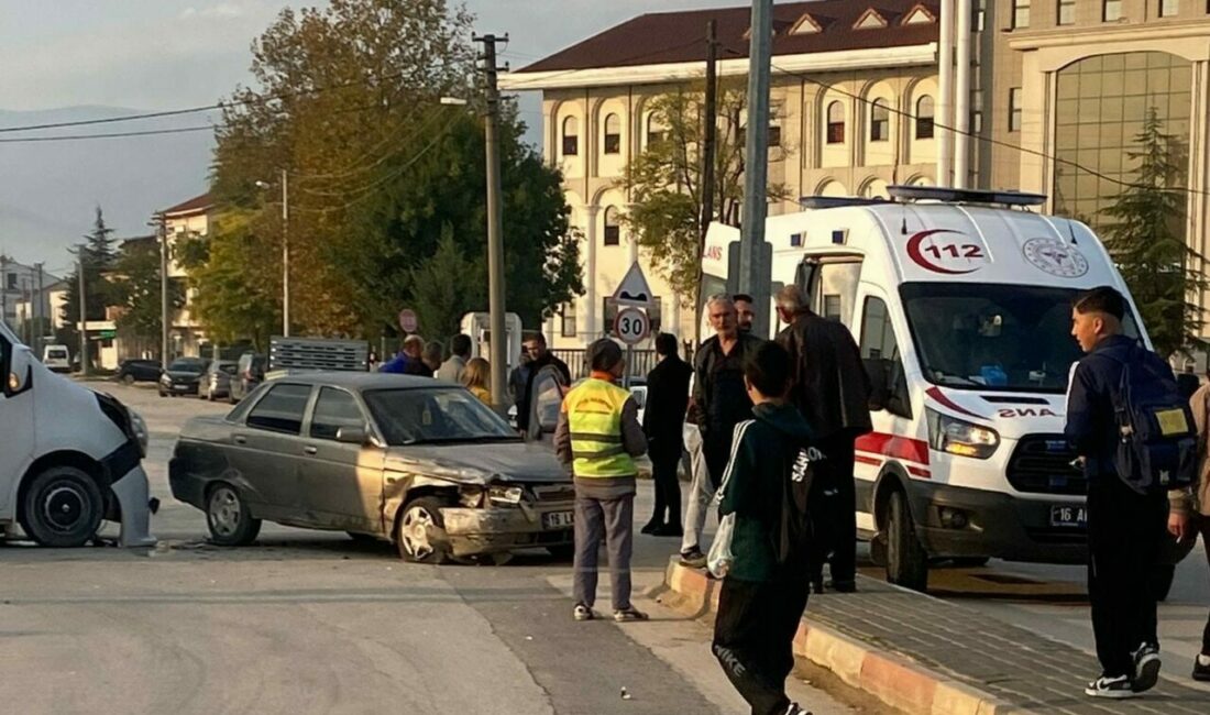 Ara sokaktan çıkan servis kazaya sebep oldu: 1 yaralı Bursa’nın İnegöl ilçesinde meydana gelen kazada servis minibüsüyle çarpışan otomobilin