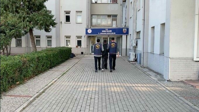 Bursa’nın Yıldırım ilçesinde uyuşturucu ticareti yaptığı gerekçesiyle aranan şahıs operasyonla