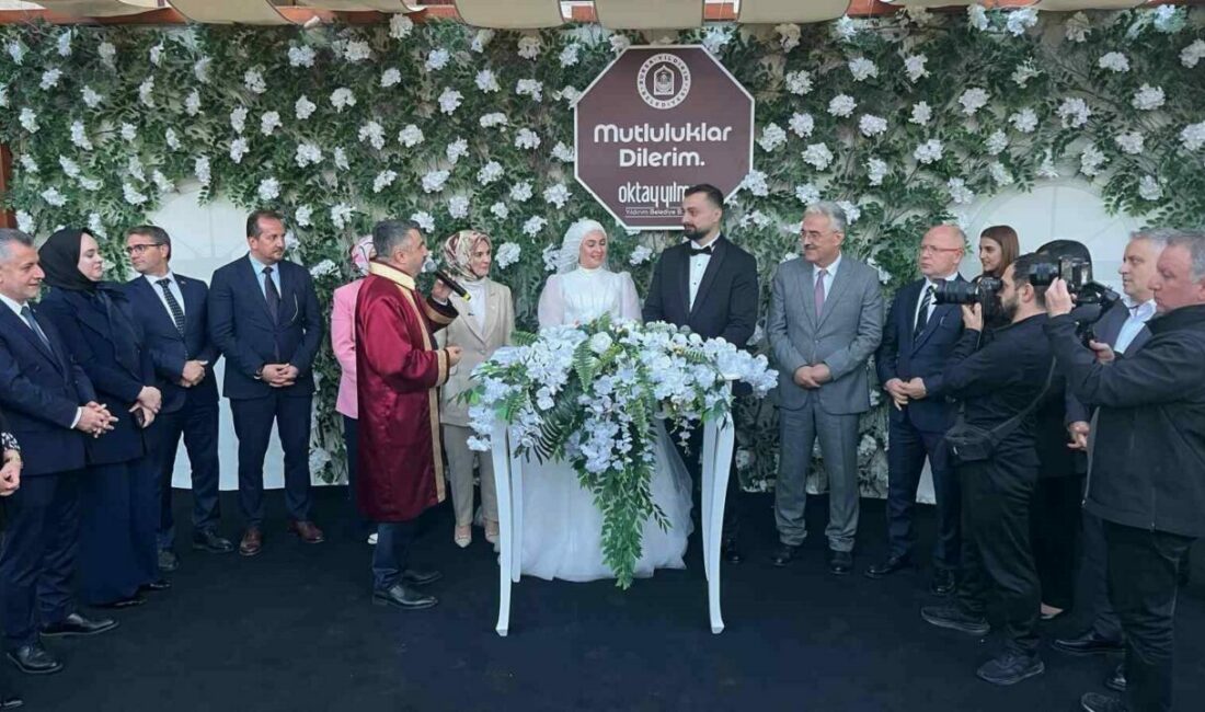Bakan Göktaş, evlilik kredisinden yararlanan çiftin nikah şahidi oldu Aile ve Sosyal Hizmetler Bakanı Mahinur Özdemir Göktaş, evlilik kredisinden