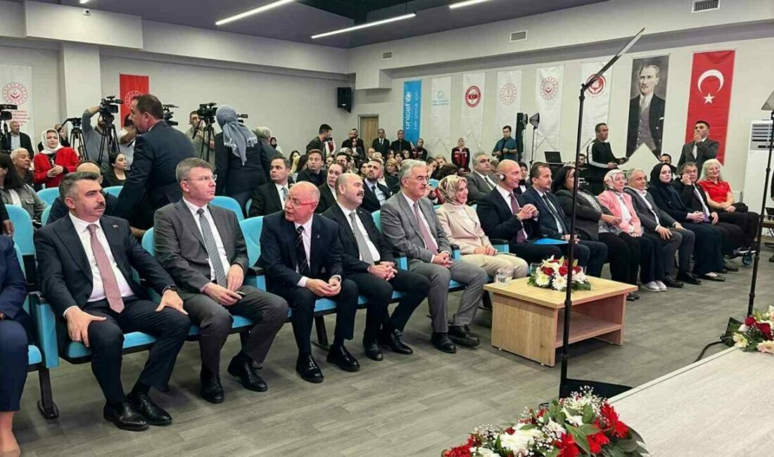 Bakan Göktaş: “Her çocuk keşfedilmeyi bekleyen bir dünyadır” Aile ve Sosyal Hizmetler Bakanı Mahinur Özdemir Göktaş, Bursa’da hizmete