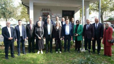 Başkan Erkan Aydın’dan Altınova Mahallesi’ne ziyaret Osmangazi Belediye Başkanı Erkan Aydın, cuma namazı çıkışı mahalle ziyaretlerini