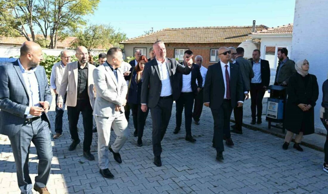 Karacabey Belediye Başkanı Fatih Karabatı, saha belediyeciliği anlayışını sürdürerek bu