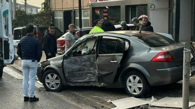 Bursa’nın İnegöl ilçesinde meydana gelen kazada kontrolden çıkan otomobil beton