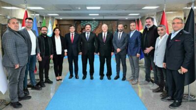 Bursa Gzeteciler Cemiyeti Başkanı Nuri Kolaylı ve Yönetim Kurulu üyeleri,