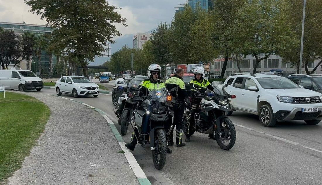 Bursa’nın Osmangazi ilçesinde köprü altına bırakılan şüpheli valiz, vatandaşlara korku