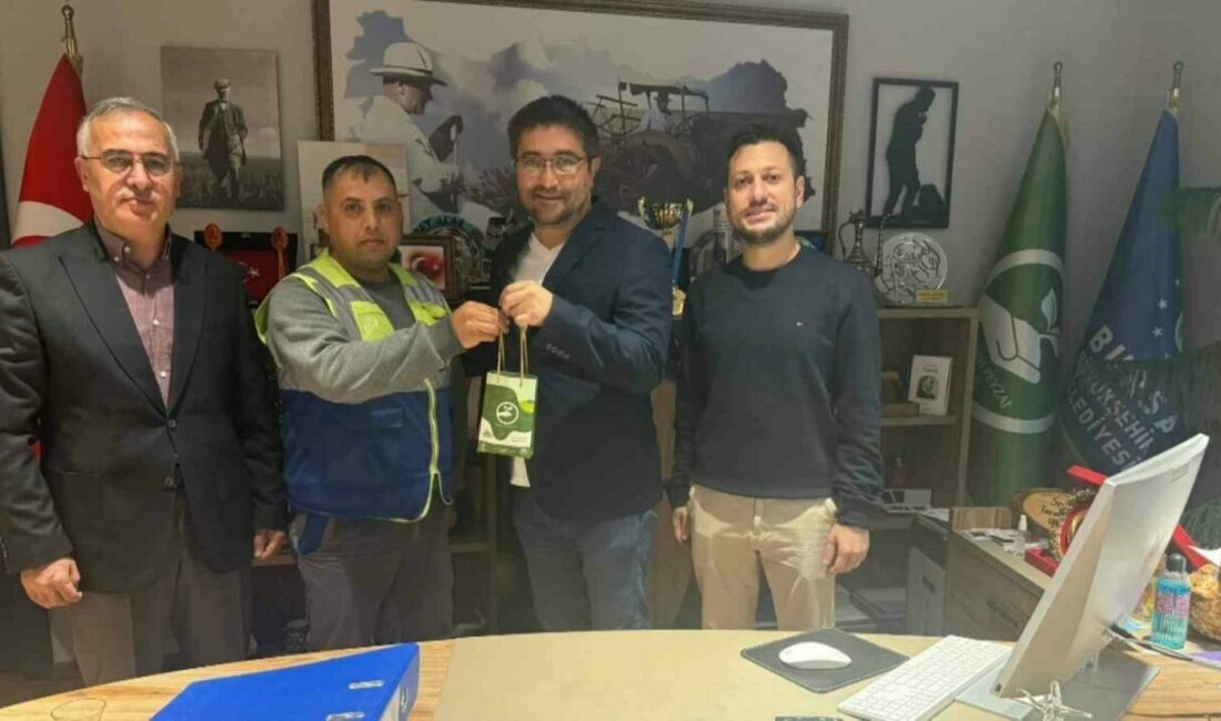 Bursa’da temizlik görevlisi olan Fuat Sayhan, temizlediği bankın altında bulduğu