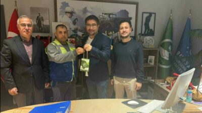 Bursa’da temizlik görevlisi olan Fuat Sayhan, temizlediği bankın altında bulduğu