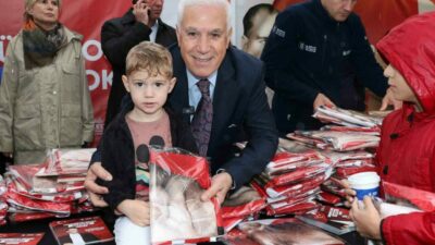 Cumhuriyetin 102. kutlamaları öncesinde Bursa sokakları kırmızı beyaza bürünüyor. Büyükşehir