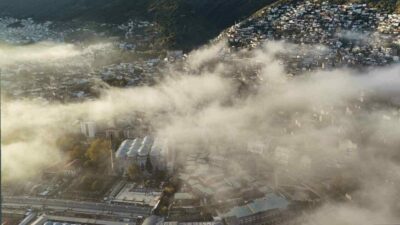 Bursa güne sisle uyandı. Dün yaşanan şiddetli yağış yerini sisli