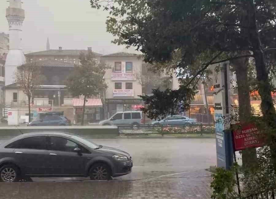 Bursa hasretle beklediği yağmura kavuştu Barajlarındaki suyun tükenmesi ile gündeme gelen Bursa’da sağanak yağış etkisini