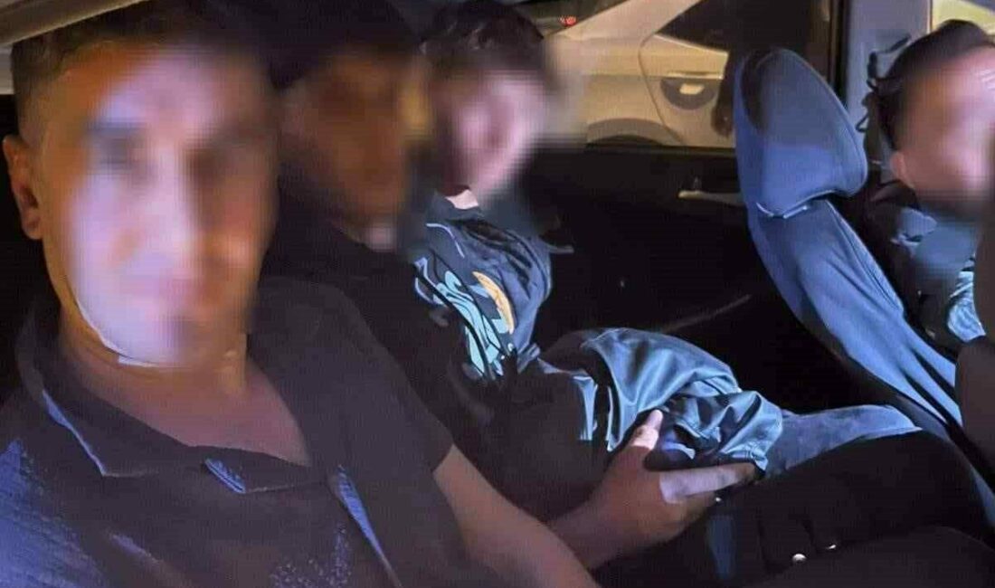 Bursa-İstanbul otoyolunda düzensiz göçmen avı İzmir’den Bursa’ya kaçak yollarla düzensiz göçmen getiren bir kişi kıskıvrak