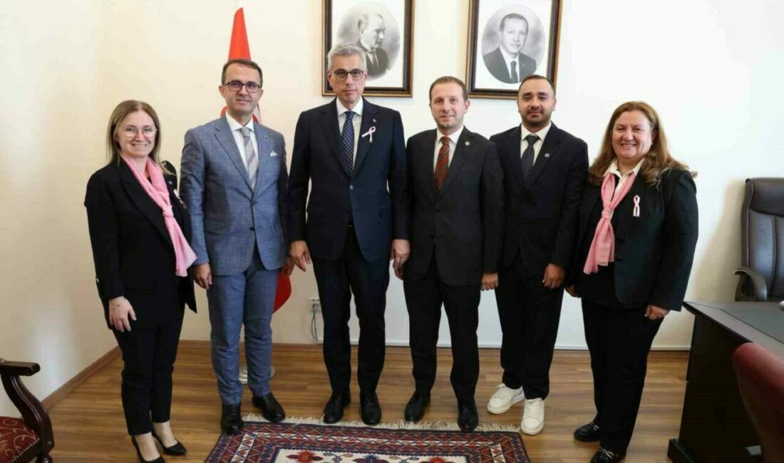 Bursa Kanserle Savaş Derneği yönetimi ve AK Parti Bursa Milletvekili