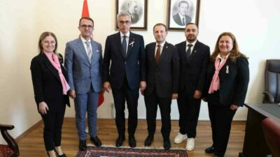 Bursa Kanserle Savaş Derneği yönetimi ve AK Parti Bursa Milletvekili