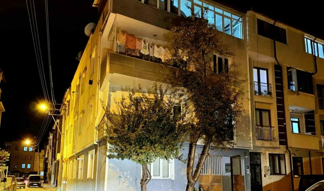 Bursa’da 3’üncü kattan düşen genç yaralandı Bursa’nın İnegöl ilçesinde meydana gelen olayda 3 katlı apartmanın teras