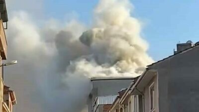 Bursa’nın İnegöl ilçesinde bir apartmanın çatısında yangın çıktı. Yangın, saat