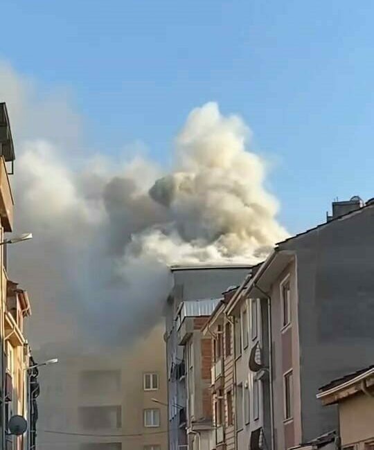 Bursa’nın İnegöl ilçesinde bir apartmanın çatısında yangın çıktı. Yangın, saat