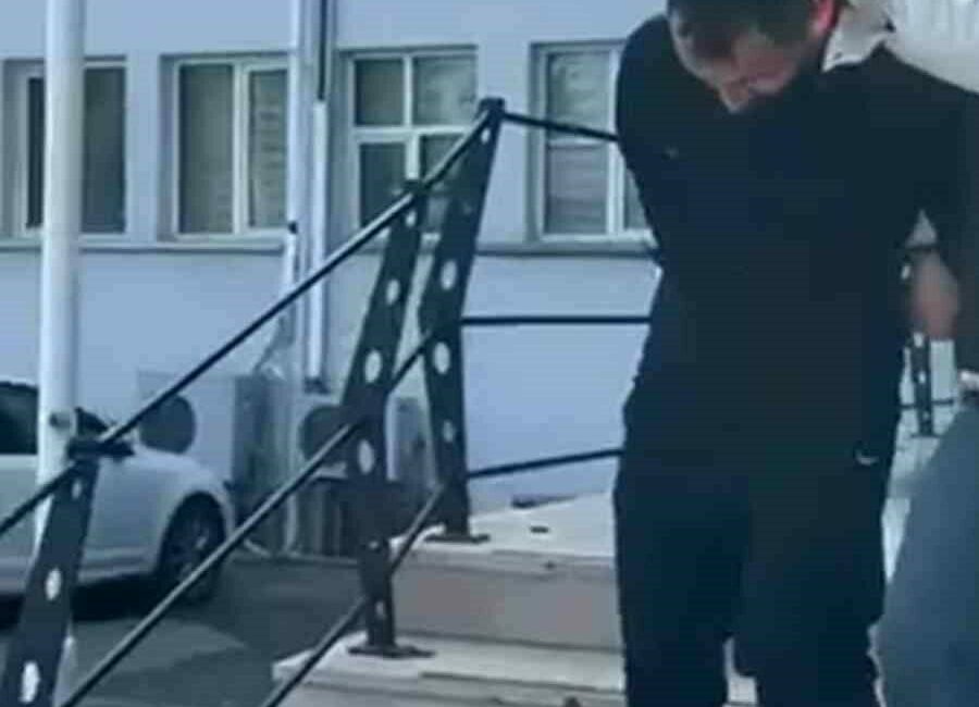 Bursa’da 84 yıl 6 ay kesinleşmiş hapis cezası bulunan hırsızlık hükümlüsü yakalandı Bursa’da çeşitli hırsızlık suçlarından aranan ve 84 yıl 6 ay