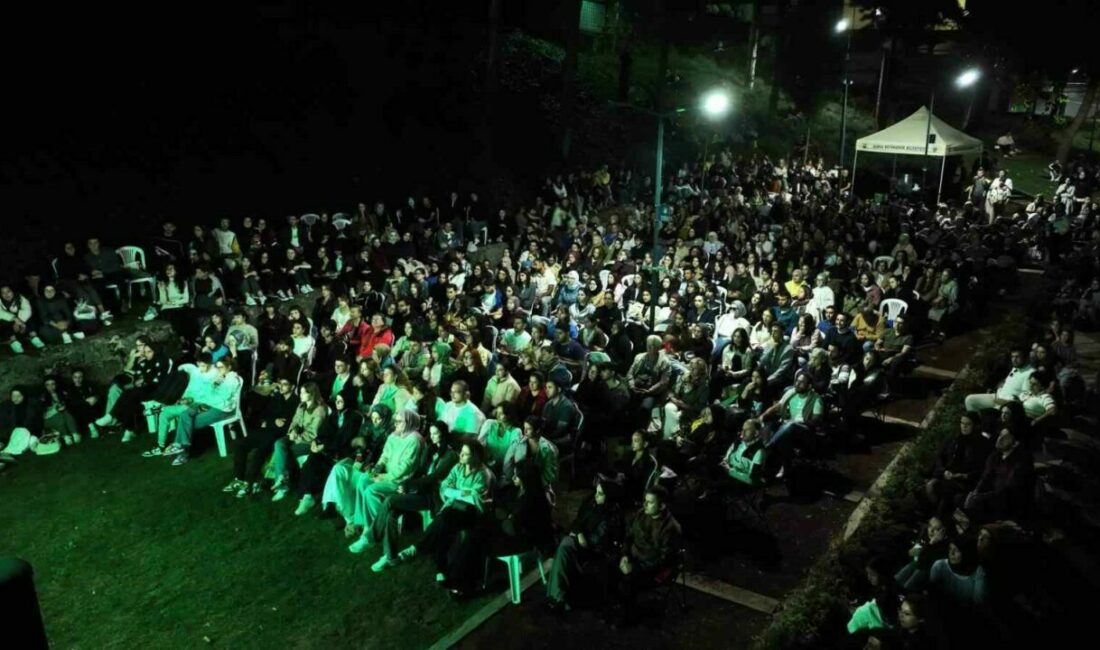 ‘Bursa Sinema Günleri’, vatandaşlara açık havada sinema izleme keyfi yaşatıyor.