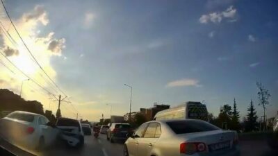 Bursa’nın Nilüfer ilçesinde duran trafikte zincirleme kaza anı otomobilin kamerasına