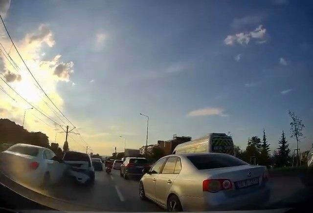 Bursa’da akıl almaz kaza Bursa’nın Nilüfer ilçesinde duran trafikte zincirleme kaza anı otomobilin kamerasına