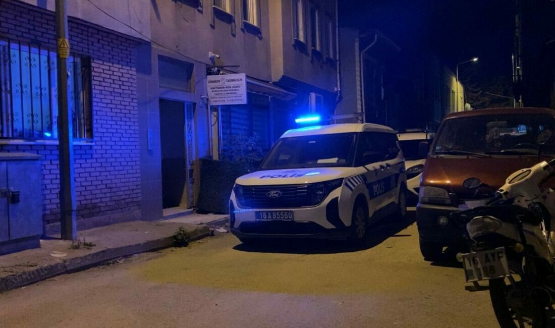 Bursa’da bir genç evinde ölü bulundu Bursa’nın İnegöl ilçesinde bir apartman dairesinde 20 yaşlarındaki genç ölü