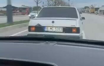 Bursa’da tartıştığı sürücünün önünü keserek yol vermeyen otomobil kameralara yansıdı.