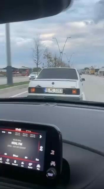 Bursa’da bir otomobil tartıştığı sürücünün önünü kesti Bursa’da tartıştığı sürücünün önünü keserek yol vermeyen otomobil kameralara yansıdı.