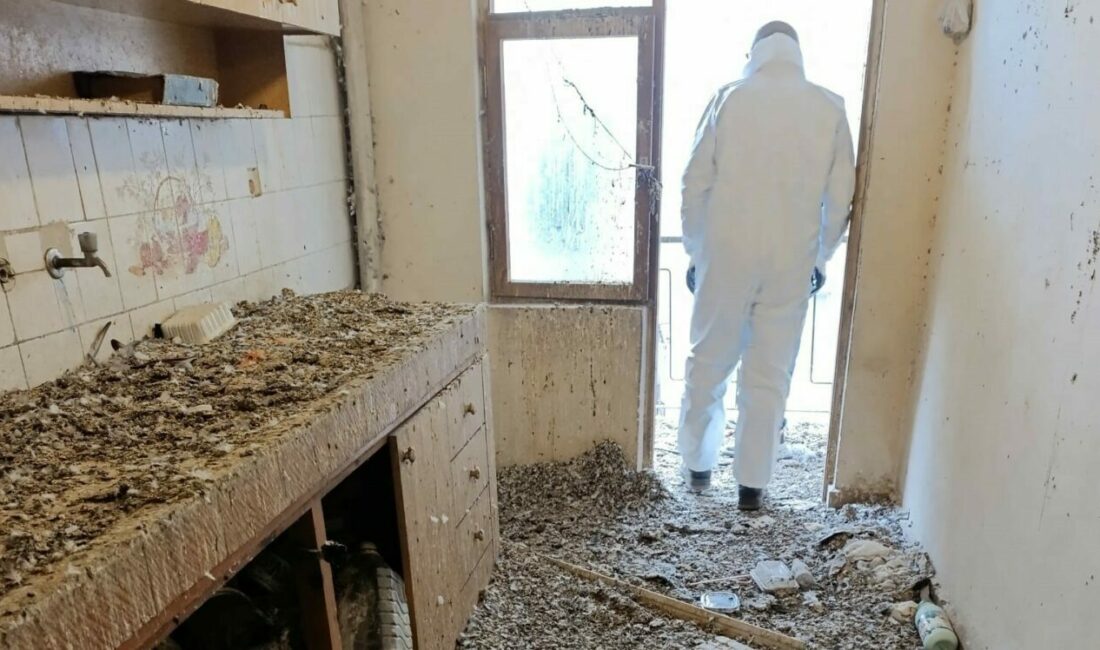 Bursa’nın Yıldırım ilçesi’nde bulunan 4 katlı bir apartmanda, kimsesiz bir