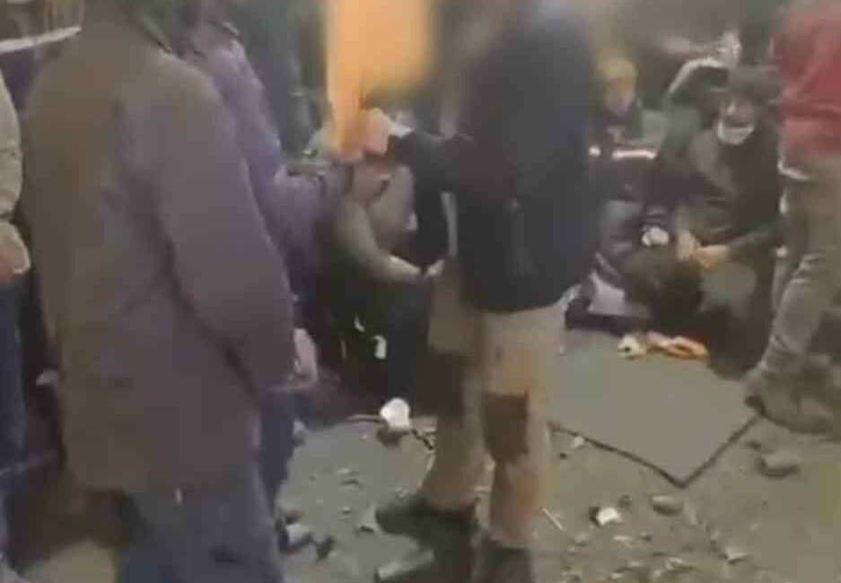 Bursa’da düzensiz göçmen operasyonu: 17 göçmen yakalandı, 2 kişi gözaltına alındı Bursa Emniyet Müdürlüğü ekiplerince, düzensiz göç ve göçmen kaçakçılığı suçlarının