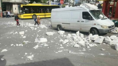 Bursa’da öğle saatlerinde etkili olan fırtına şehir merkezinde bazı ağaçları