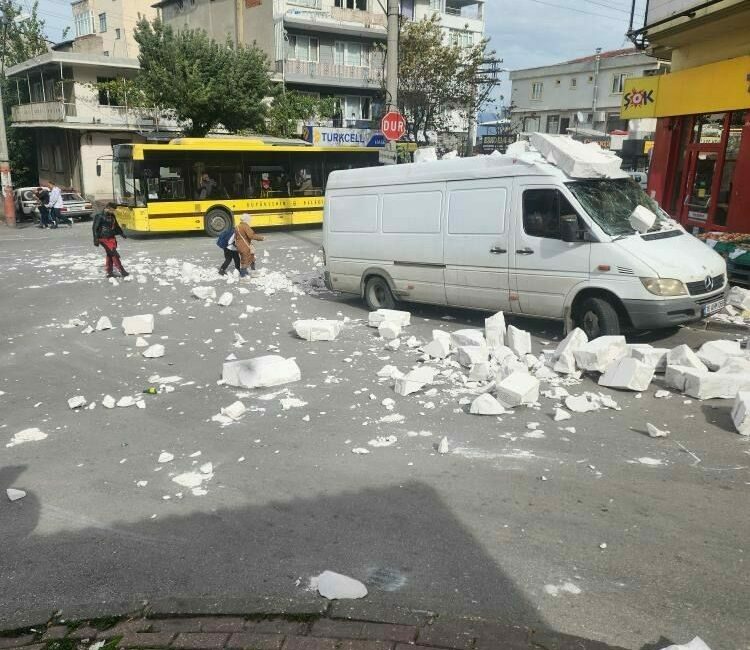 Bursa’da fırtına ağaçları devirdi, çatıları uçurdu Bursa’da öğle saatlerinde etkili olan fırtına şehir merkezinde bazı ağaçları