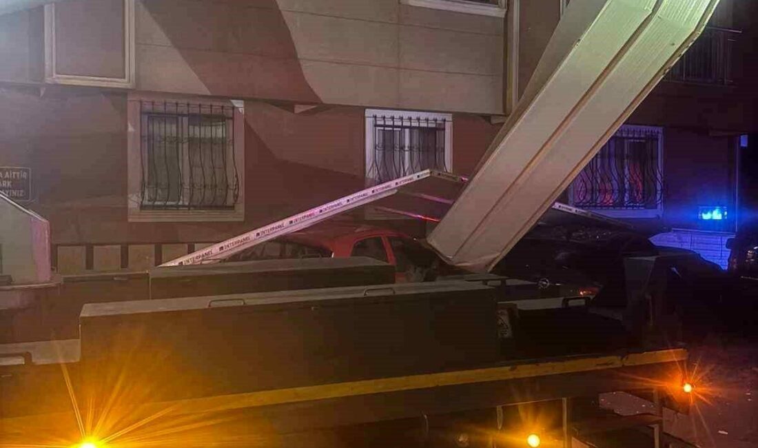 Bursa’da gece yarısı mahalleliyi ayağa kaldıran olay Bursa’nın Orhangazi ilçesinde bir apartmanın çatı katından gece yarısın uçan