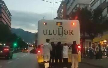 Bursa’da seyir halindeki otobüs ve kamyonetin arkasına tutunan gençler, kazaya